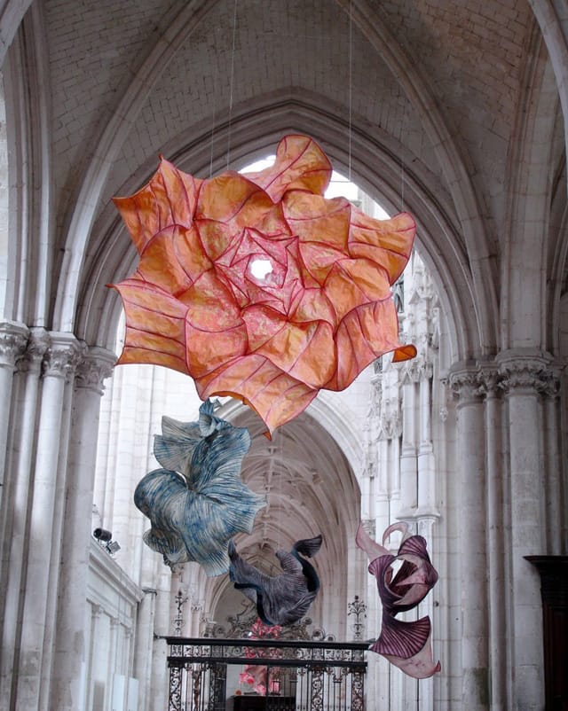 Delicate paper sculptures suspended in mid-air by Peter Gentenaar (blogged by Johnny Strategy at Colossal)