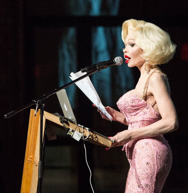 Amanda Lepore sharing her life story (© Tod Seelie)
