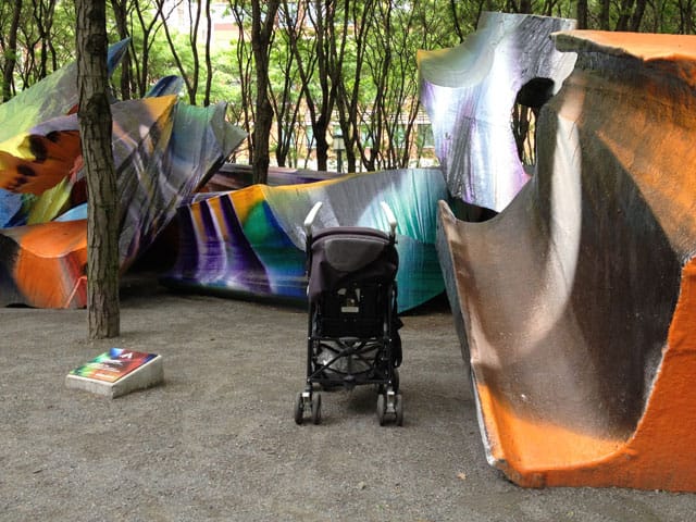 Katharina Grosse, "Just Two of Us" (photo by the author for Hyperallergic)