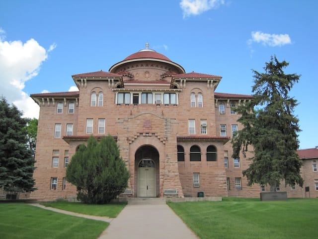 Battle Mountain Sanitarium Domiciliary in Hot Springs, SD (photograph by Jennifer Buddenborg)