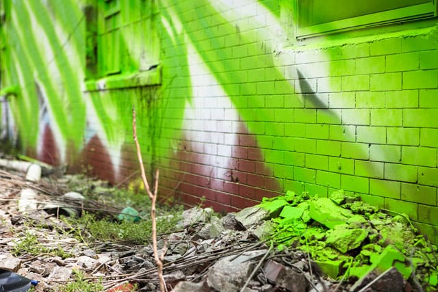 Katharina Grosse, "psychylustro," Twin Walls (photo by Steve Weinik for the City of Philadelphia Mural Arts Program)