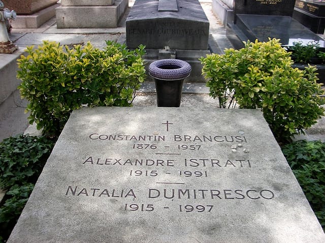 Constantin Brancusi's grave in Paris (image via bixentro/Flickr) https://www.flickr.com/photos/bixentro/188314450/