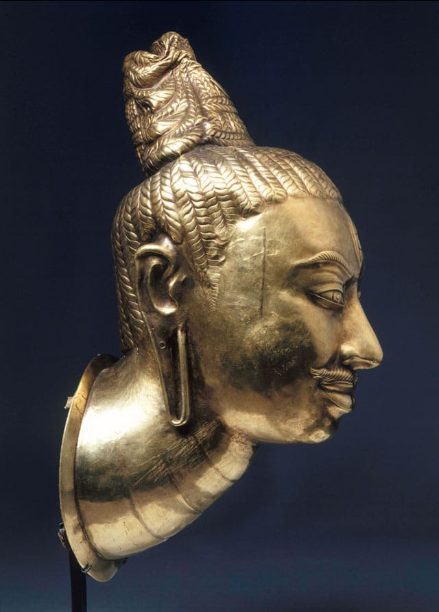Lingakosa, Electrum, H. 11 in. (28 cm); W. 3 15/16 in. (10 cm); D. 5 1/2 in. (14 cm), lent by a private collection (photo courtesy Le Thi Lien)