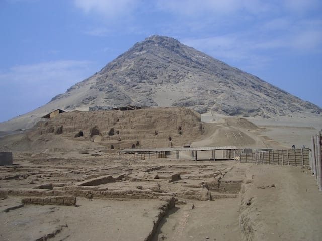 Cerro Blanco and Huaca de la Luna (via Wikimedia Commons) 