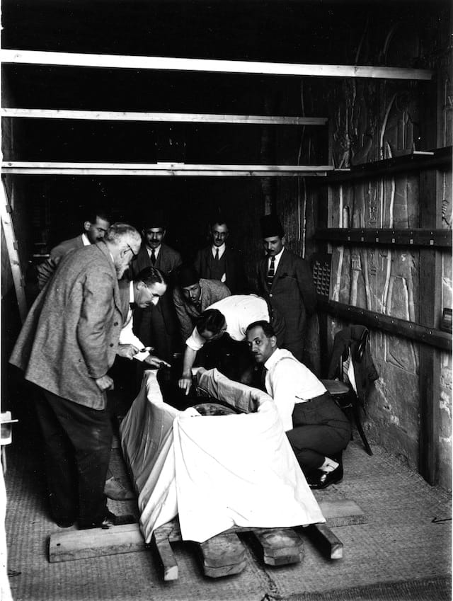 Douglas Derry makes incision © Griffith Institute, University of Oxford