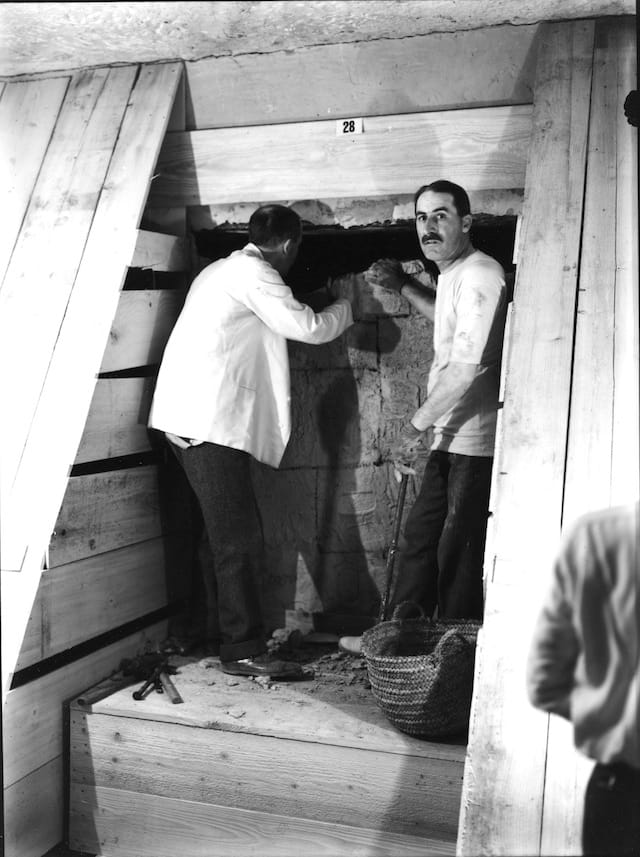 Howard Carter and Lord Carnarvon at the entrance of 1 C 