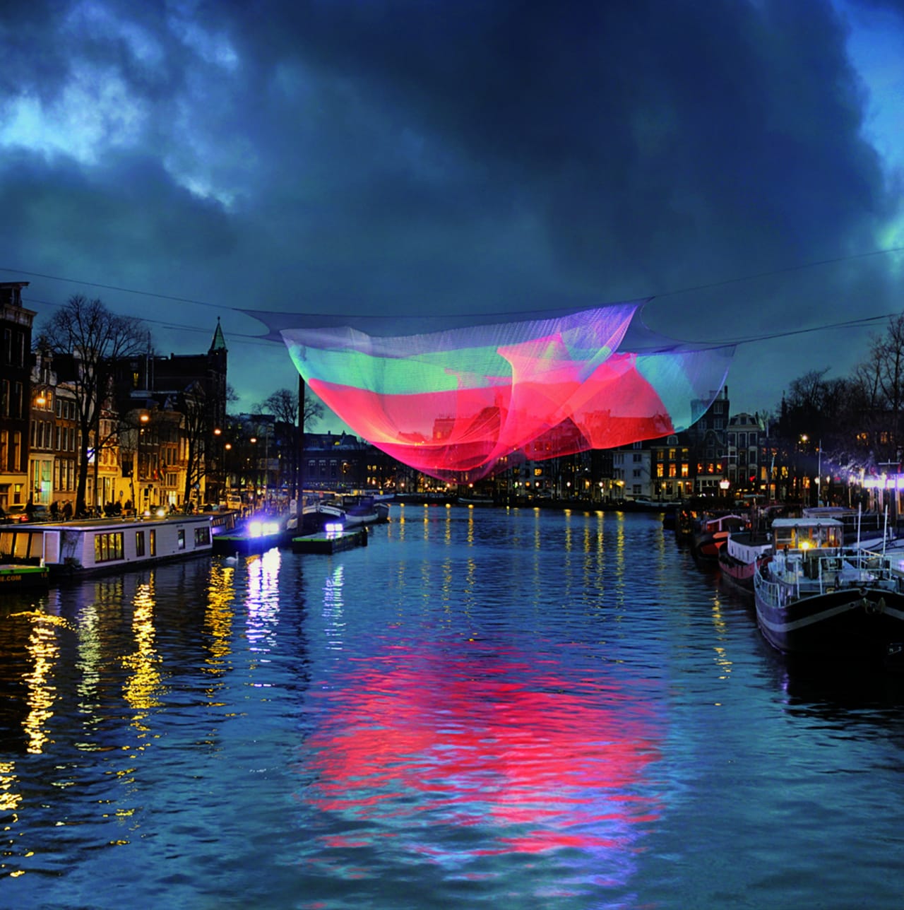 Janet Echelman, l.26 Amsterdam, 2012–13. Amsterdam, Netherlands. Spectra fibre, high-tenacity polyester fibre, lighting. Net: 80 x 60 x 30 ft.  Image credit: Photograph by Ben Visbeek