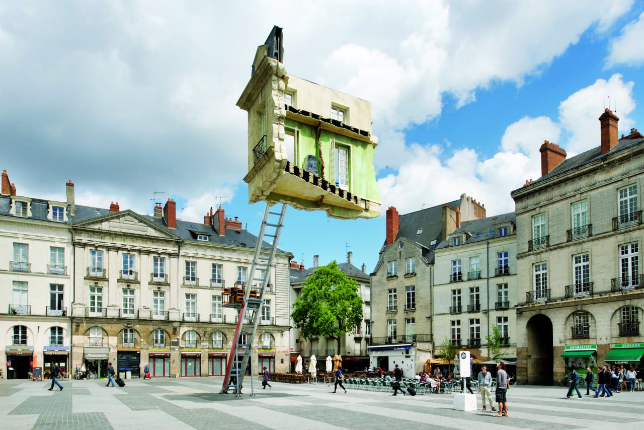 Leandro Erlich, Monte-meubles: L’ultime déménagement, 2012. Nantes, France. Metal structure, fibreglass resin, set of furniture, wooden windows. 46 x 21 x 33 ft. Image credit: Photograph by Martin Argyroglo