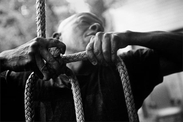 Collin Watt, who is visually impaired, tying a rope in his backyard. (All images courtesy of Gaia Squarci) 