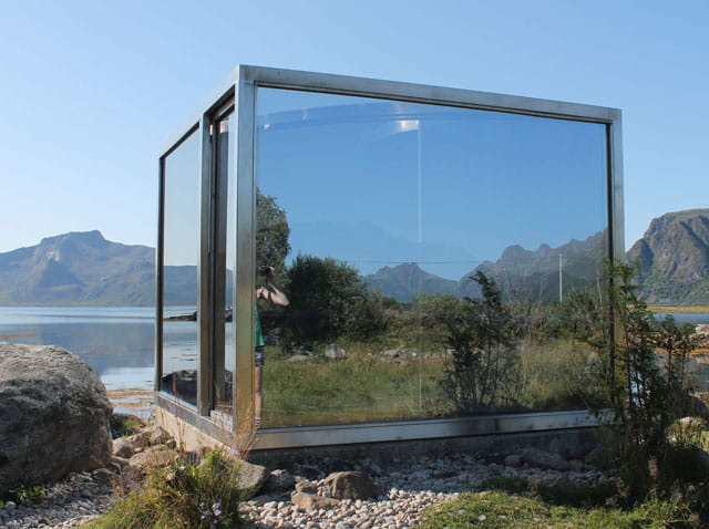 Dan Graham, "Untitled" (1994), two-way mirror construction and stainless steel, h: 250 cm, w: 300 cm