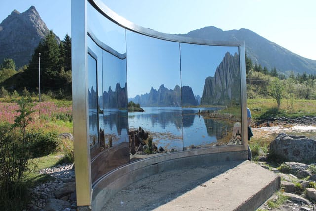 Dan Graham, "Untitled" (1994), two-way mirror construction and stainless steel, h: 250 cm, w: 300 cm