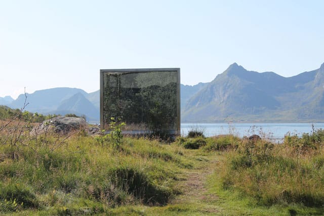 Dan Graham, "Untitled" (1994), two-way mirror construction and stainless steel, h: 250 cm, w: 300 cm