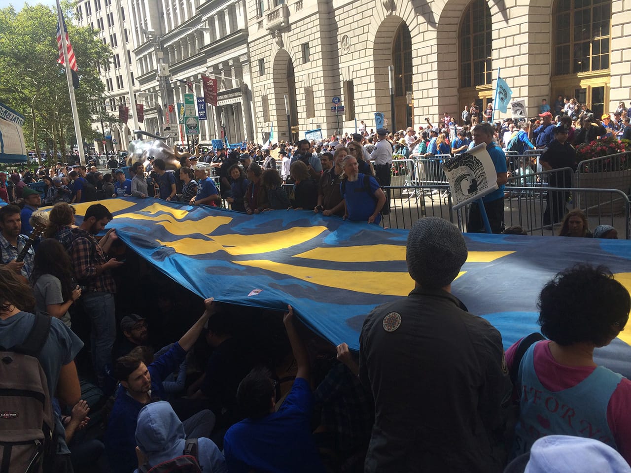 Unfurling a banner (photo by Hrag Vartanian/Hyperallergic)