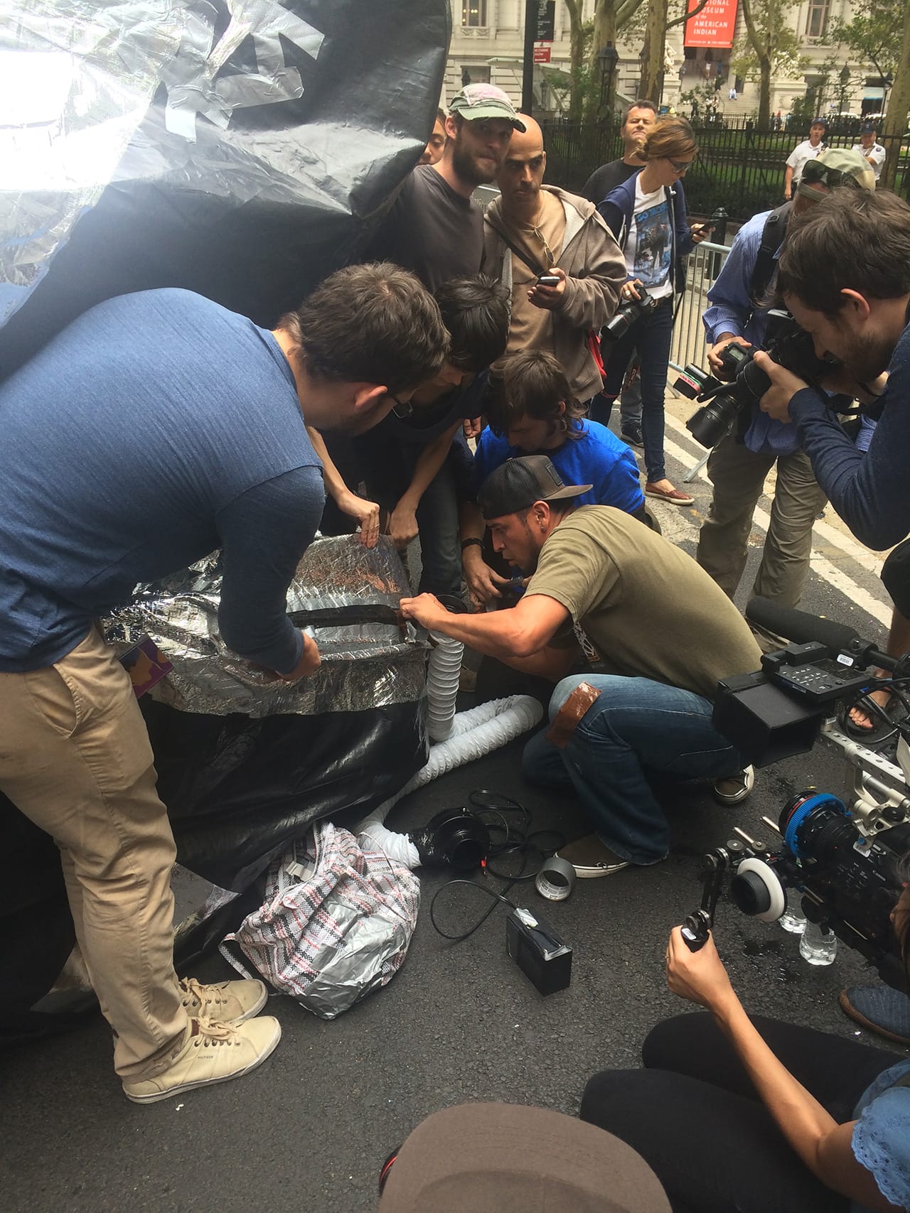 Protesters repairing the carbon bubble (photo by Mostafa Heddaya/Hyperallergic)