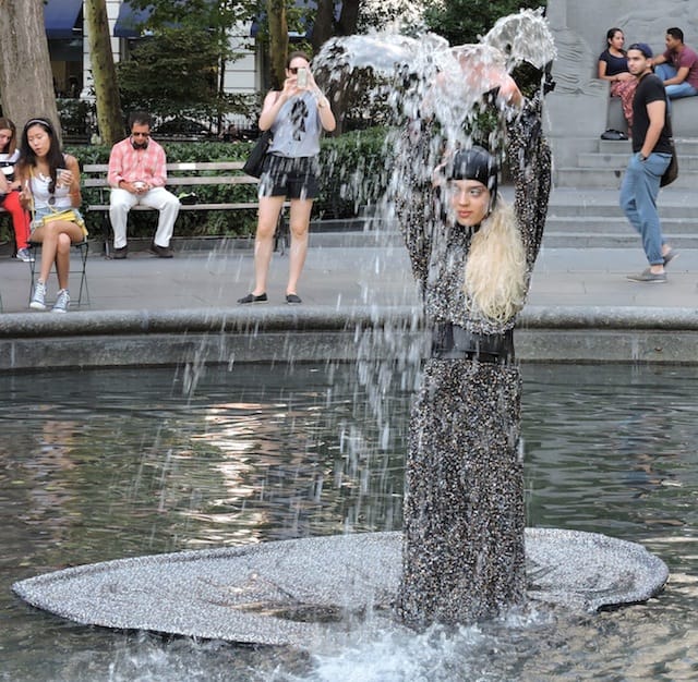 Cynthia Rowley, "Tab "l'eau" Vivant (2014) (photograph by author)