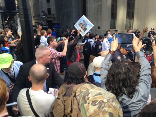 Attempting to break through (photo by Mostafa Heddaya/Hyperallergic)