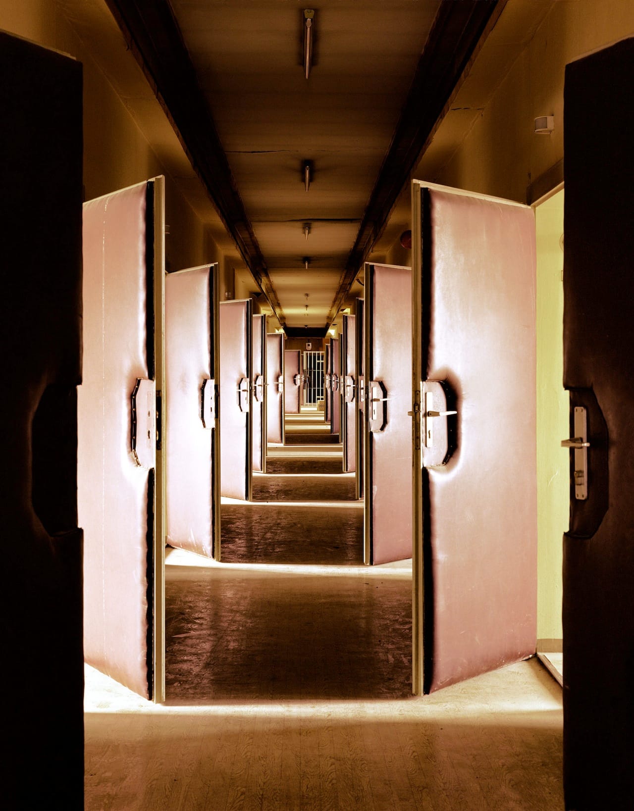 Untersuchungshaftanstalt Hohenschönhausen, Vernehmungstrakt, 2004 | © Daniel & Geo Fuchs