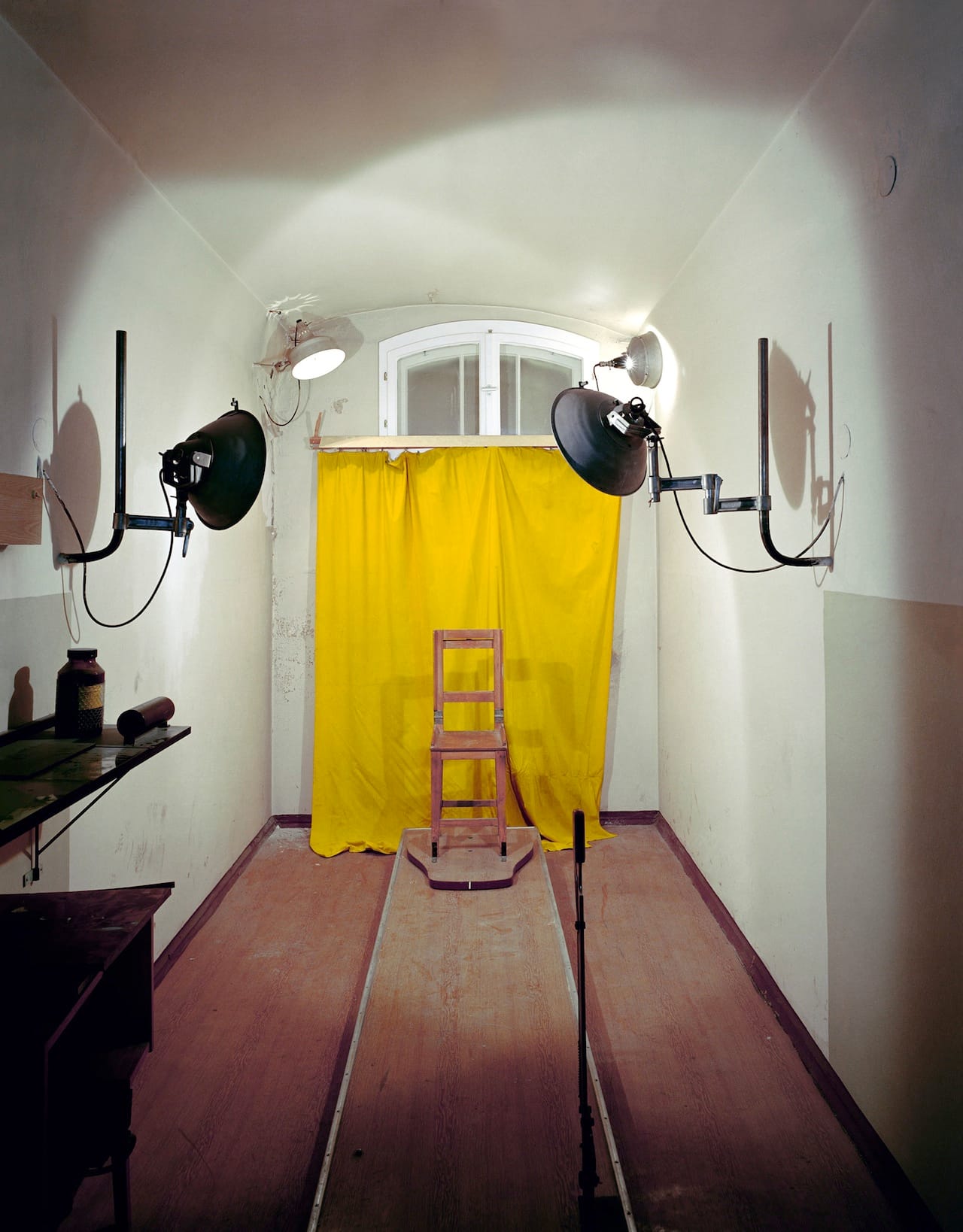 Untersuchungsgefängnis Potsdam, Fotostuhl, 2004 | © Daniel & Geo Fuchs (all images courtesy Nikolaj Kunsthal)