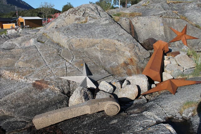 Steinar Christensen,“Stella Maris” (1994), stars made of marble, steel, and aluminum, violin stem of granite, and goblet of steel, length of violin neck: 204 cm, diameter of stars: 200 cm, height of goblet: 240 cm