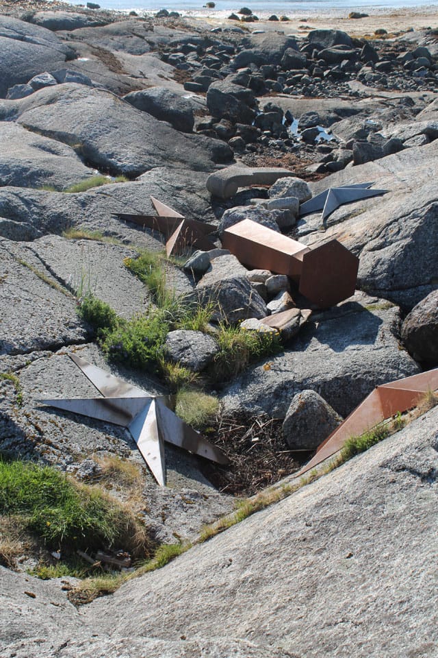 Steinar Christensen,“Stella Maris” (1994), stars made of marble, steel, and aluminum, violin stem of granite, and goblet of steel, length of violin neck: 204 cm, diameter of stars: 200 cm, height of goblet: 240 cm