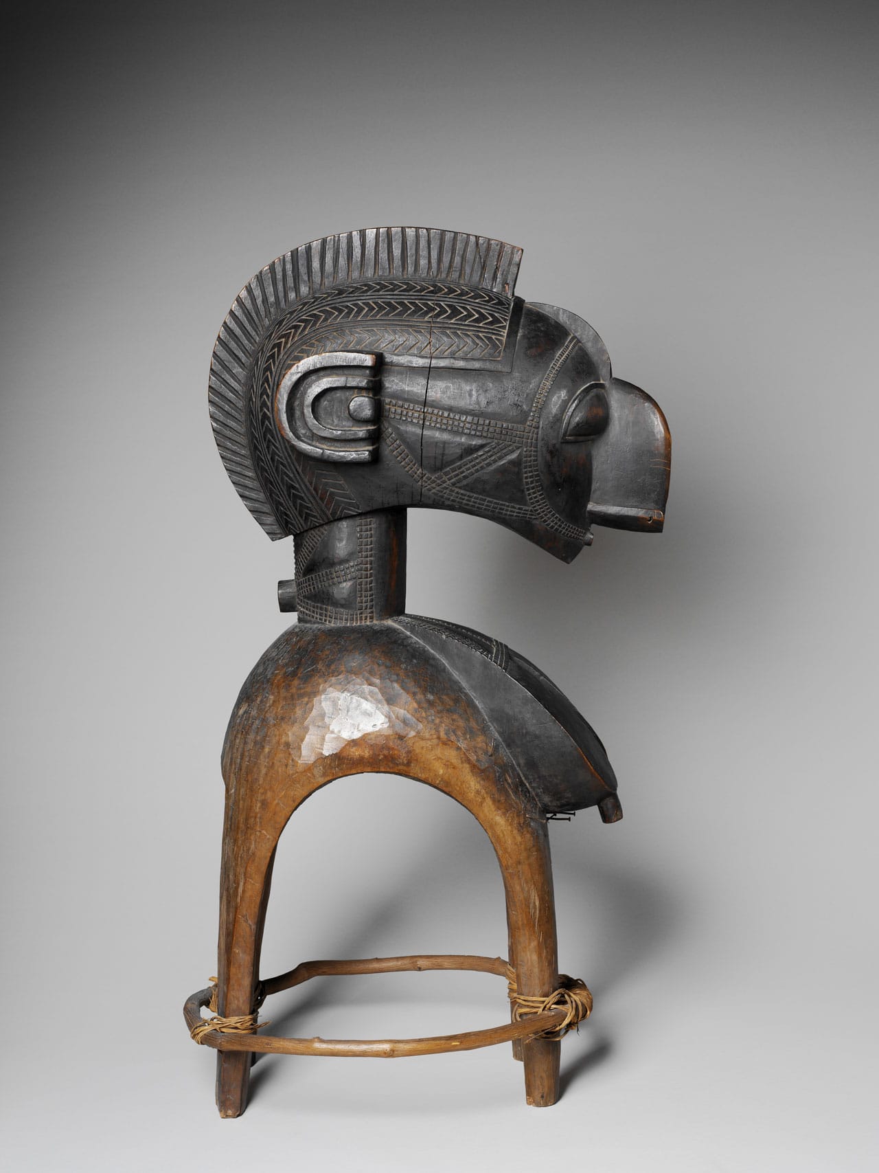 Masque anthropo-zoomorphe d’mba (Anthropo-zoomorphic mask of D'mba), Masque d'épaules (Shoulder mask) D'mba, Guinée, Baga (early 20th century) wood, plant fibers, metal, 130 x 55 x 68 cm, Paris, Musée du quai Branly (© musée du quai Branly, photo Patrick Gries, Bruno Descoings) 