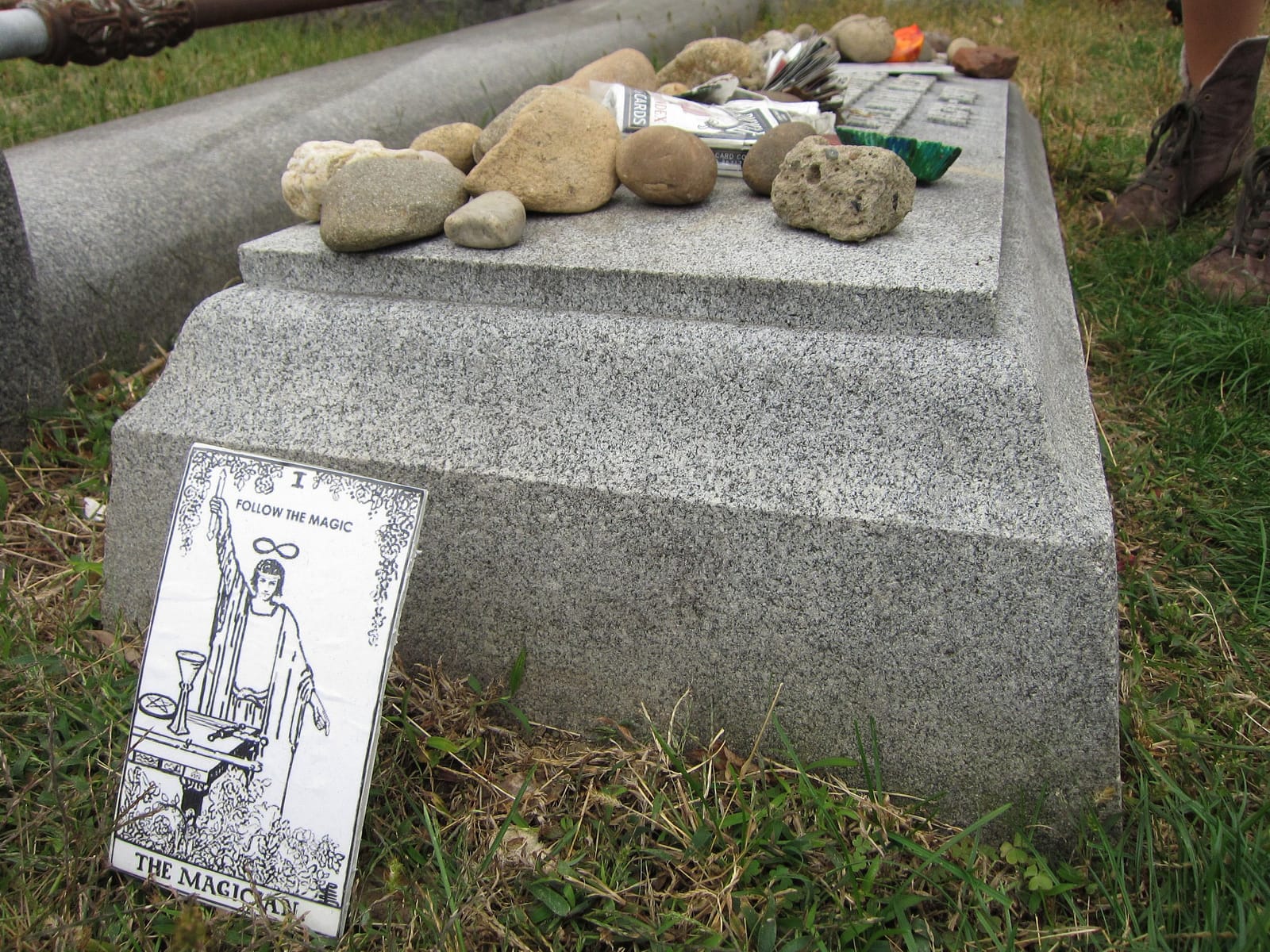 Magician Tarot card at Houdini's grave