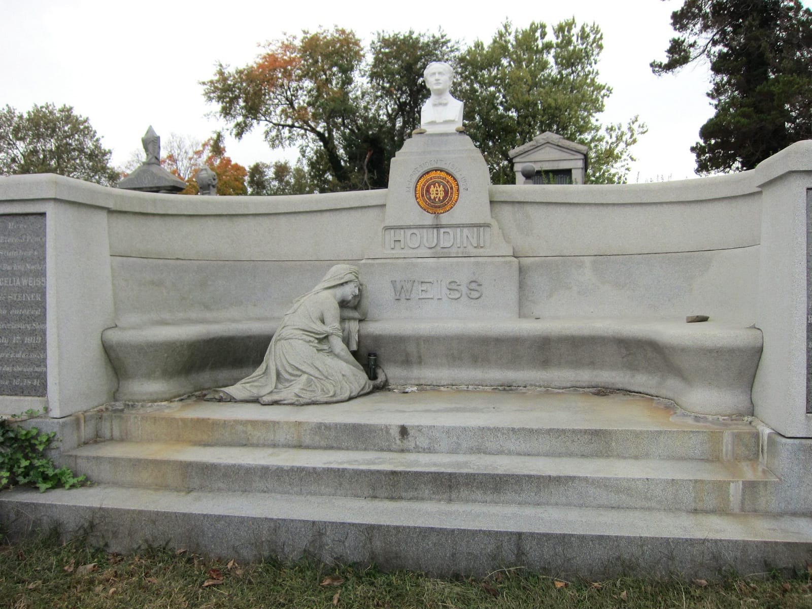 Monument at Houdini's gravesite 