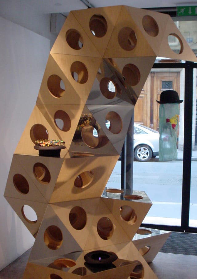 Installation view Chapeaux! Hommage à Robert Filliou