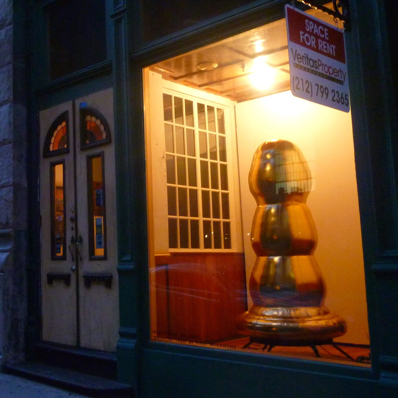 Paul McCarthy's "Brancusi Tree" at Home Alone Gallery in 2012 (photo by Benjamin Sutton for Hyperallergic)