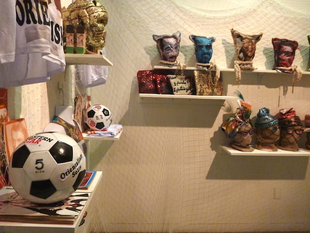 Hushidar Mortezaie's Dozd Bazaar: Bootleg Identities borrows from thieves' markets in Iran, with objects reimagined as dismembered activists, celebrities and writers.