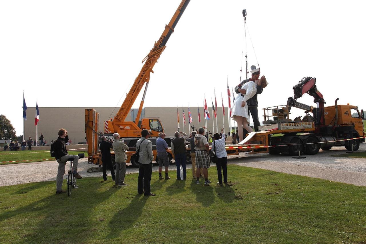 Seward Johnson's "Unconditional Surrender" being installed in Caen (photo courtesy Le Mémorial de Caen, via Facebook)