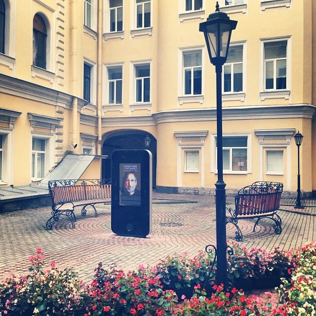 The Steve Jobs monument in Saint Petersburg (photo by romamirosha/Instagram)