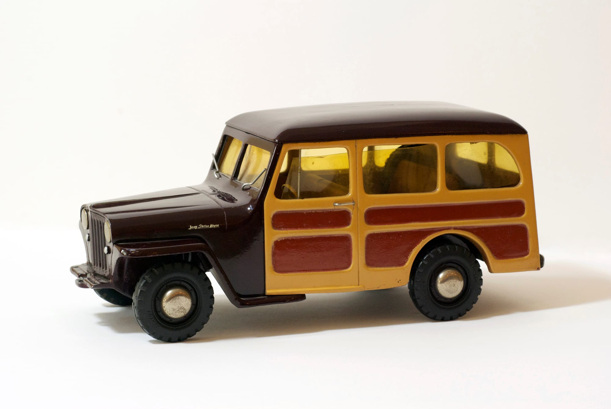 Willys Jeep Station Wagon model, United States (Toledo, Ohio), Made by Al-Toy, a division of Toledo Casting Corporation after original car designed by Brooks Stevens (American, 1911– 1995) for Willys-Overland Motors, Inc. (c. 1948), Cast aluminum, paint, plastic, Jean S. and Frederic A. Sharf Collection (Photo by Mark Wallison, courtesy of the Museum of Fine Arts, Boston)