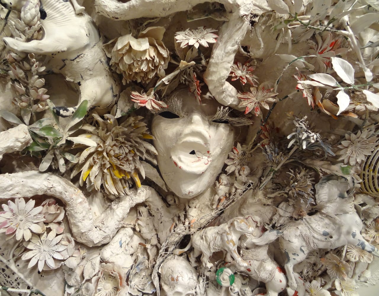 Detail of Niki de Saint Phalle, "Heart" (1963) (all photos by the author for Hyperallergic)