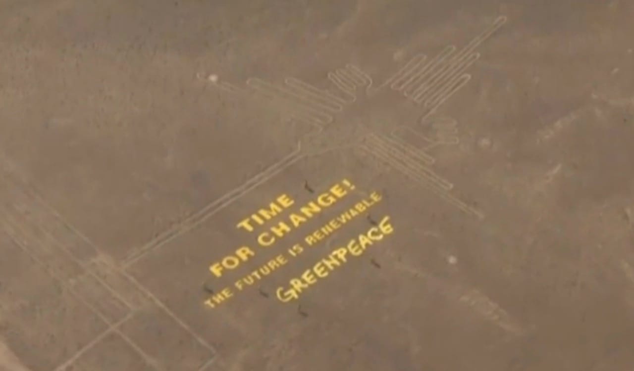 Greenpeace's demonstration at the Nazca lines seen from the sky (screenshot of Guardian video by the author)