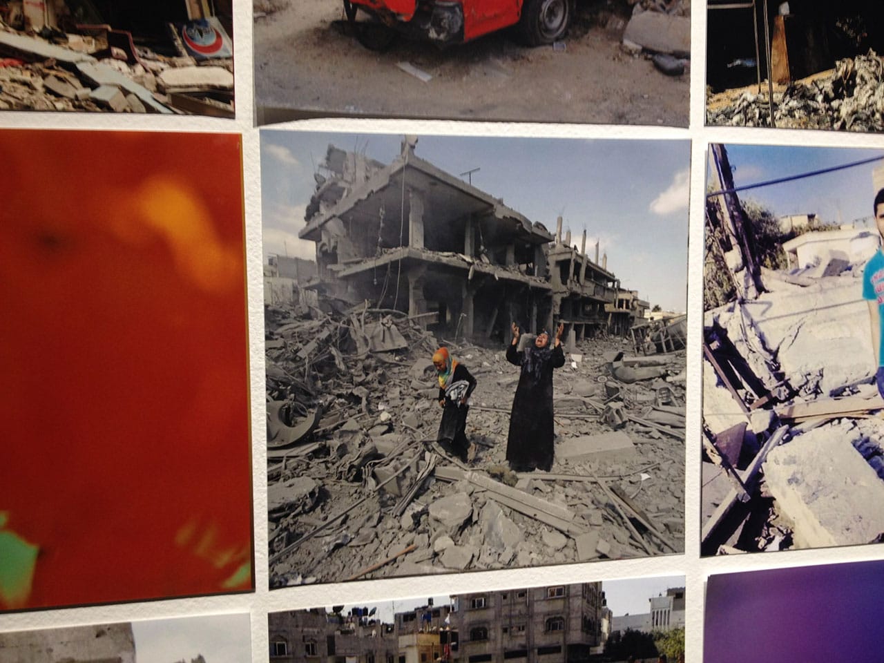 Rehab Nazzal, "Frames from Gaza" (detail), 1,500 photographs, 15.24 x 15.24 cm each (photo by the author for Hyperallergic) (click to enlarge)