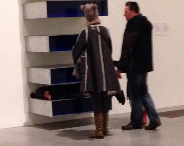 @TheodoreArt’s pic of adults with kids “critiquing” a Judd.