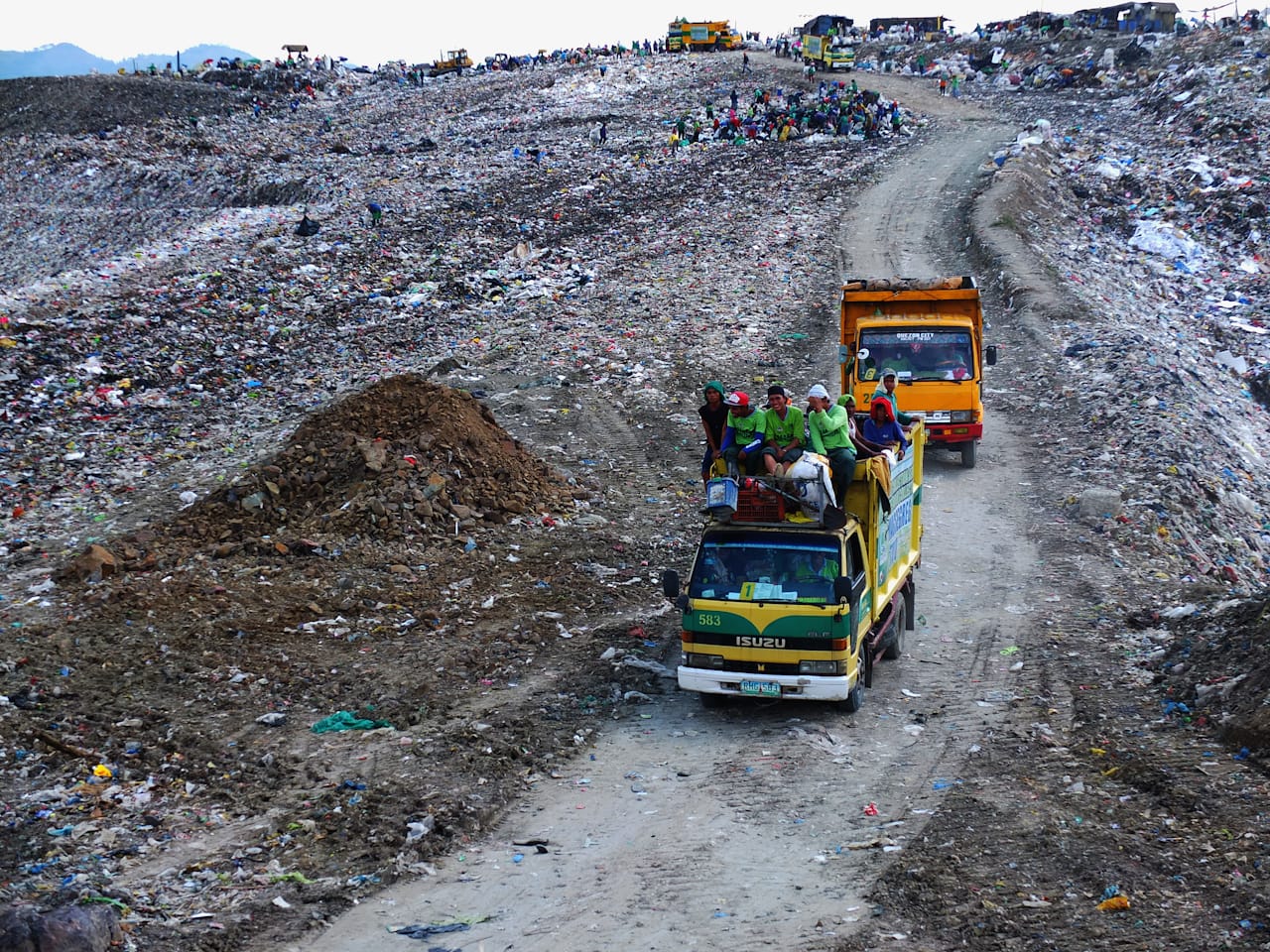 Image of a Philippine landfill by the artist.