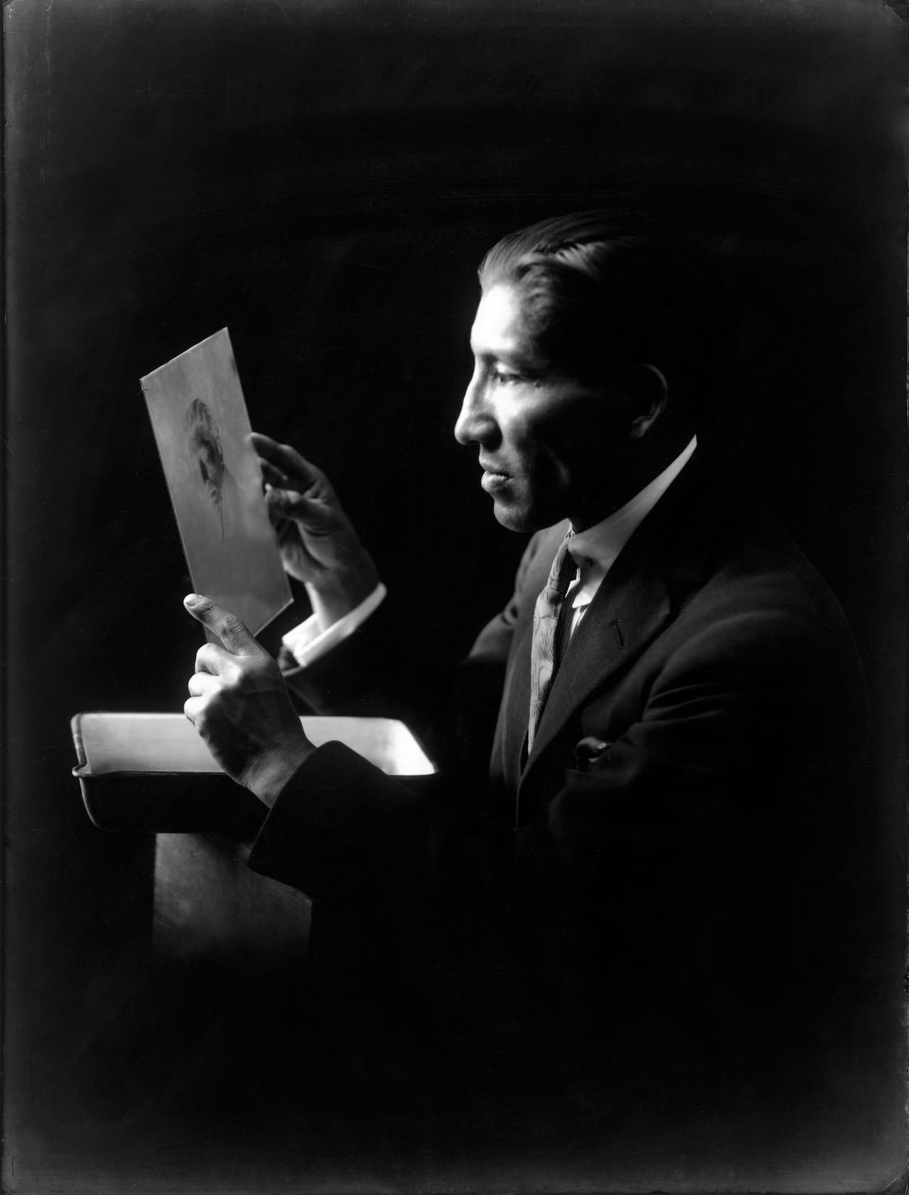 Autorretrato de Martín Chambi vendo a si mesmo Cusco - Peru, 1923