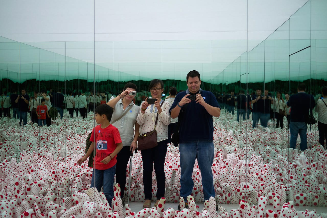 Visitors at the Museo Rufino Tamayo's Yayoi Kusama retrospective (photo by Christian Ramiro González Verón/Flickr)