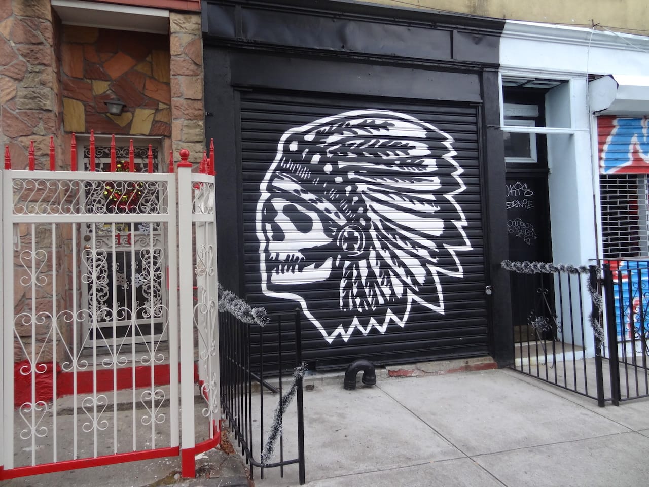 The exterior of Scumbags & Superstars on Wilson Avenue (photo by the author for Hyperallergic)