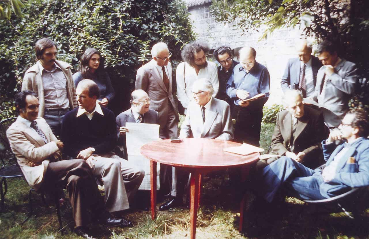 Meeting of the Oulipo in Boulogne, near Paris, on September 23, 1975, in the garden of François Le Lionnais. Italo Calvino is in the center with an open newspaper, at founder Raymond Queneau’s right. (© Archives Pontigny-Cerisy)