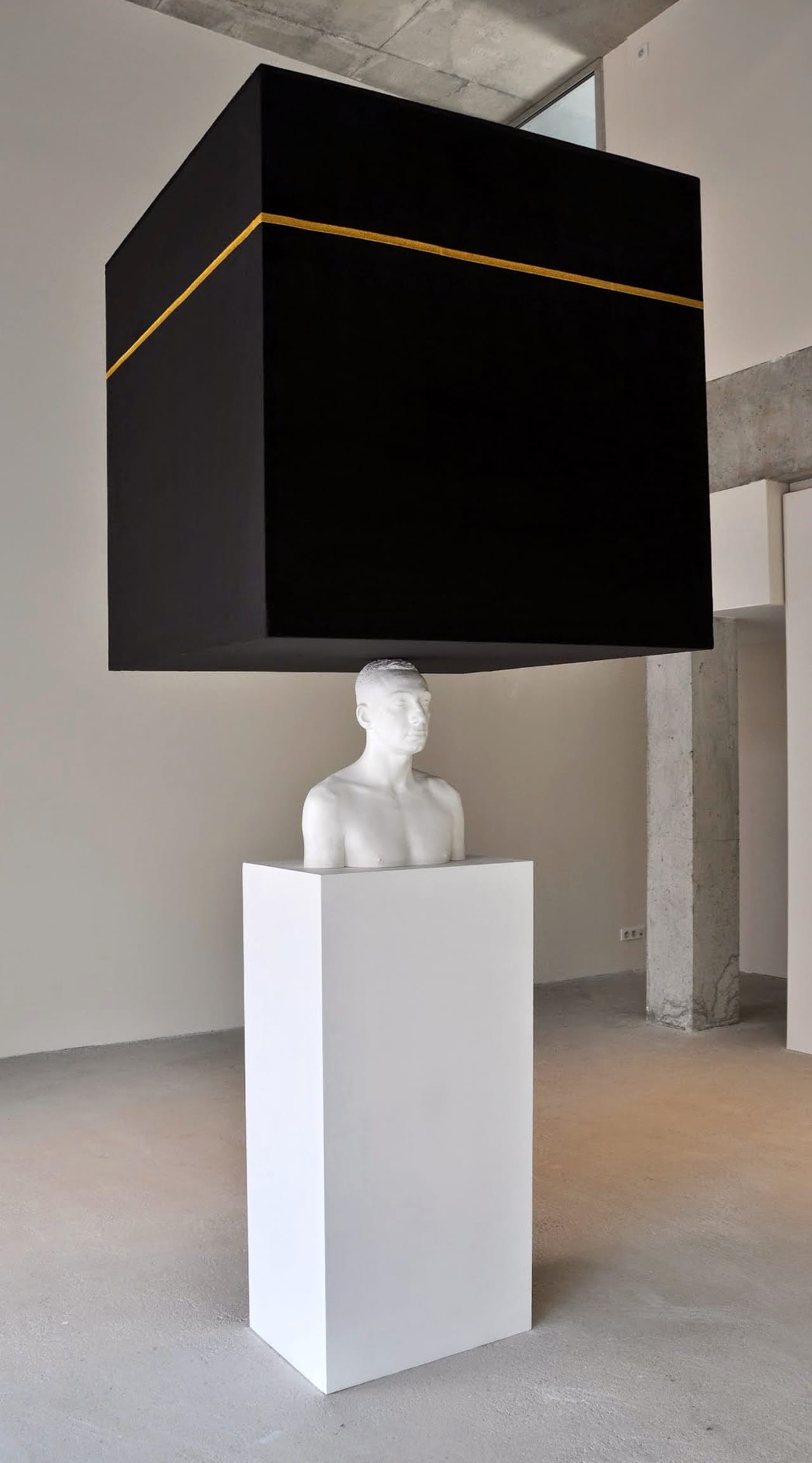 Mehdi Georges Lahlou’s “Equilibre à la Kaaba” (2013) (all images courtesy Institut du Monde Arabe)