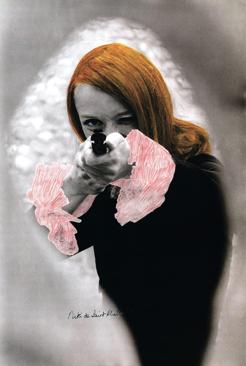 Peter Whiteread, "Niki de Saint Phalle en train de viser" ("Niki de Saint Phalle Taking Aim") (1972) (© Peter Whitehead)