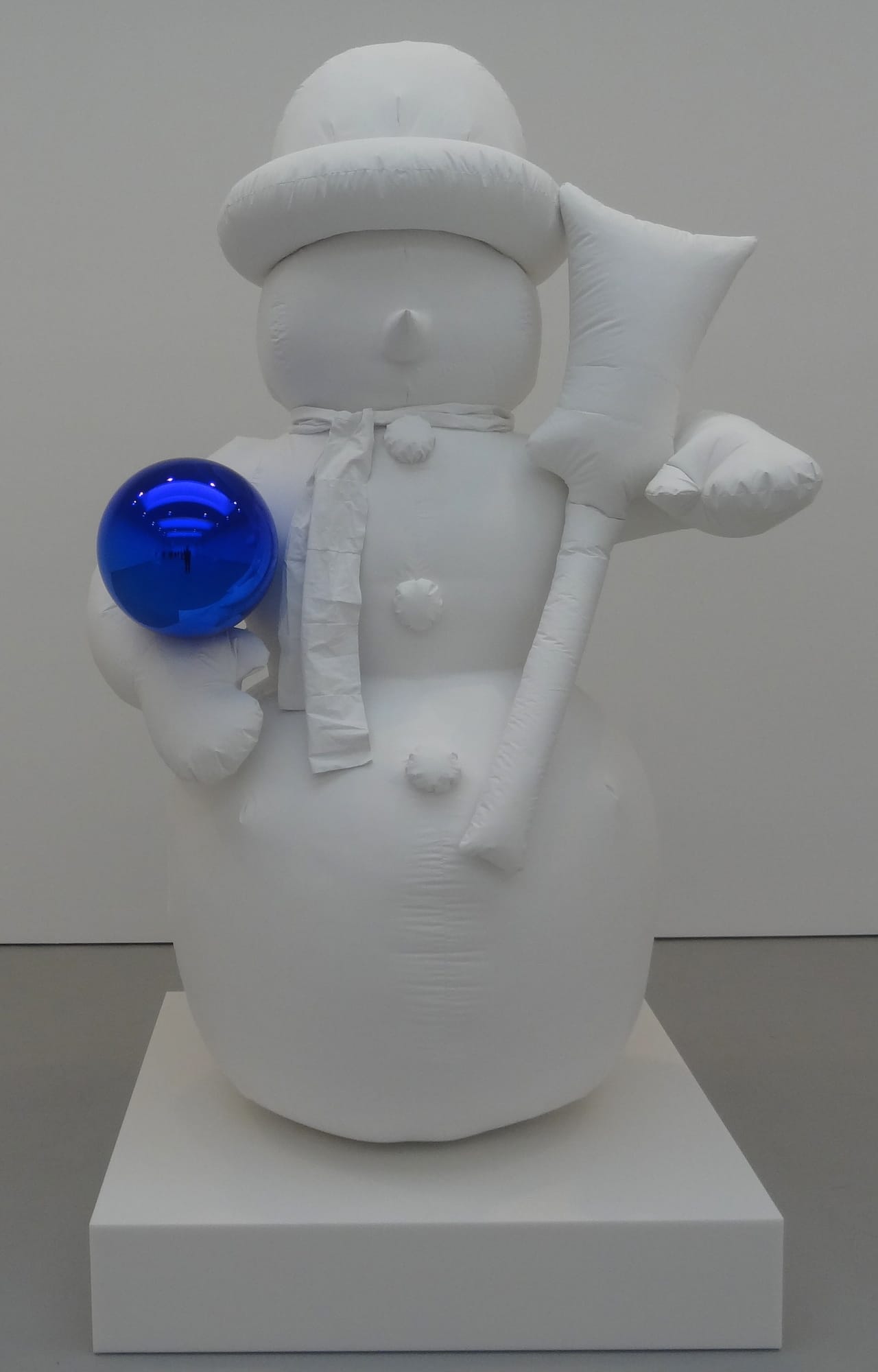 Jeff Koons, "Gazing Ball (Snowman)" (2013) (photo by the author for Hyperallergic)
