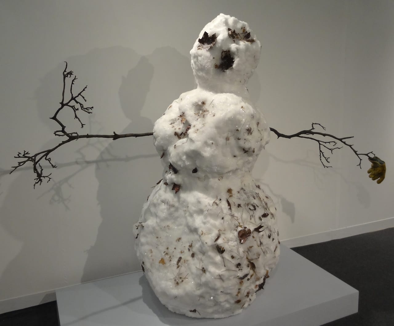 Tony Tasset, "Snowman with Yellow Glove" (2013) (photo by the author for Hyperallergic)
