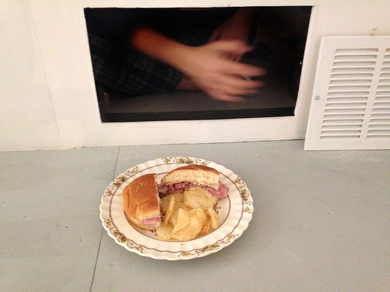 Alejandro Figueredo Diaz-Perera, “In the Absence of a Body” (2015), live action in a corridor behind the walls of the gallery (all images courtesy the artist)