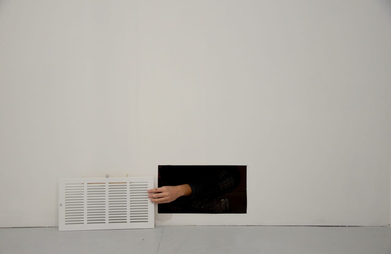 Alejandro Figueredo Diaz-Perera, “In the Absence of a Body” (2015), live action in a corridor behind the walls of the gallery (click to enlarge)