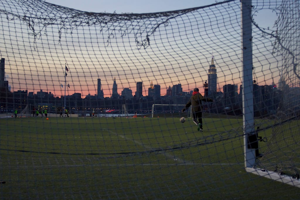 The developed section of Bushwick Inlet Park looking to Manhattan (photograph by ichsageuchmalwas, via Flickr)