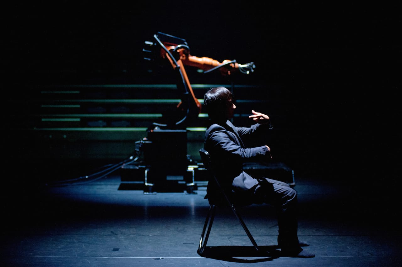 Huang Yi and KUKA the robot in 'Huang Yi & KUKA' at 3LD Art & Technology Center (photo by Summer Yen)